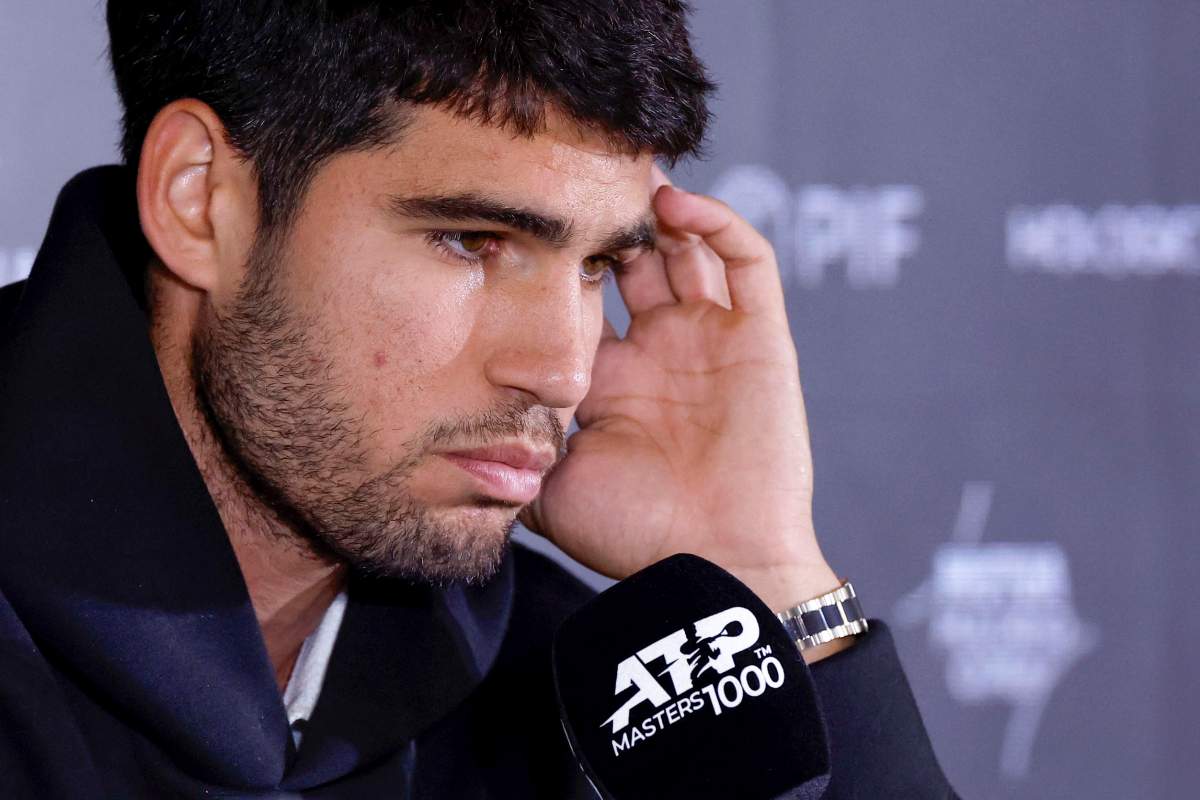 Primo piano di Alcaraz triste in conferenza stampa