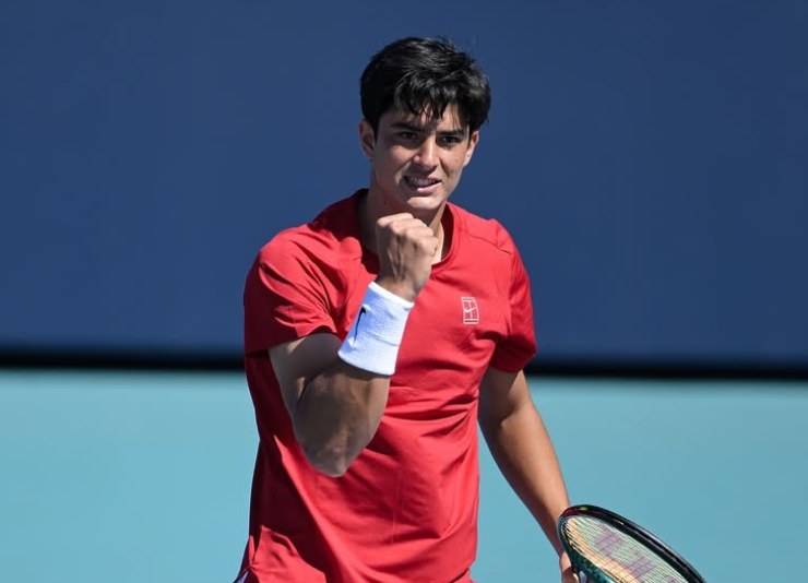 Federico Cinà esulta dopo aver conquistato un punto