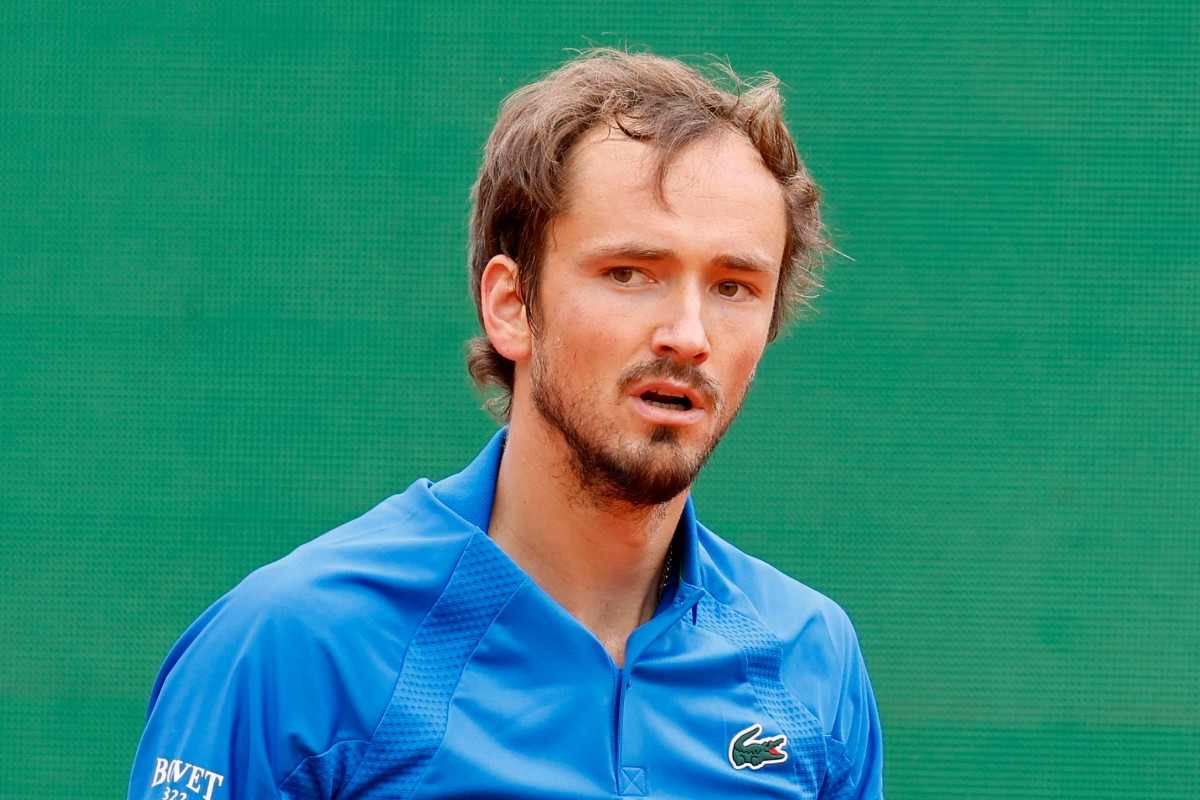 Daniil Medvedev contrariato a Madrid