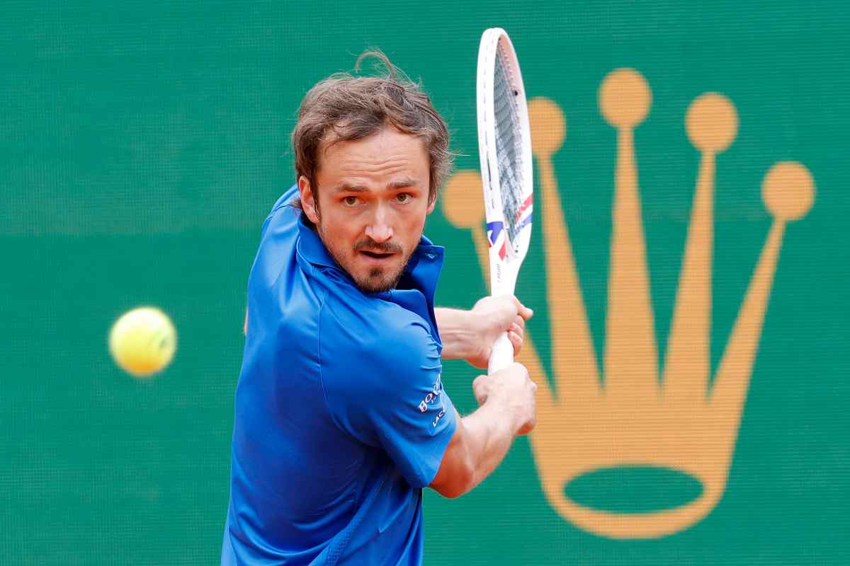 Medvedev in azione con il rovescio a Montecarlo