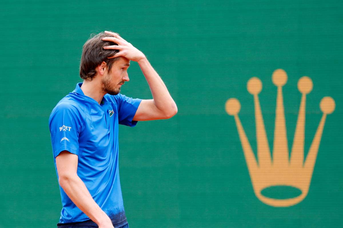 Daniil Medvedev si tocca la testa in campo a Montecarlo