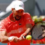 Djokovic colpisce di rovescio