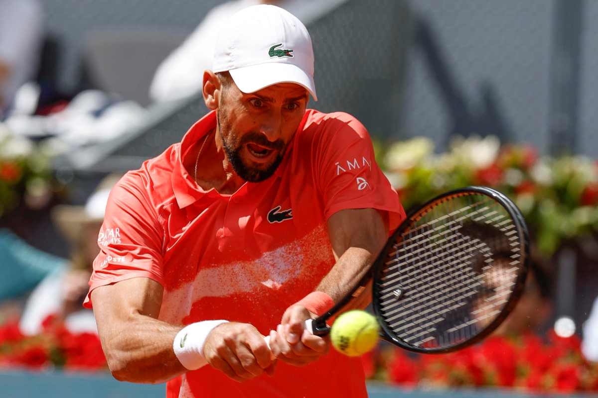 Djokovic colpisce di rovescio