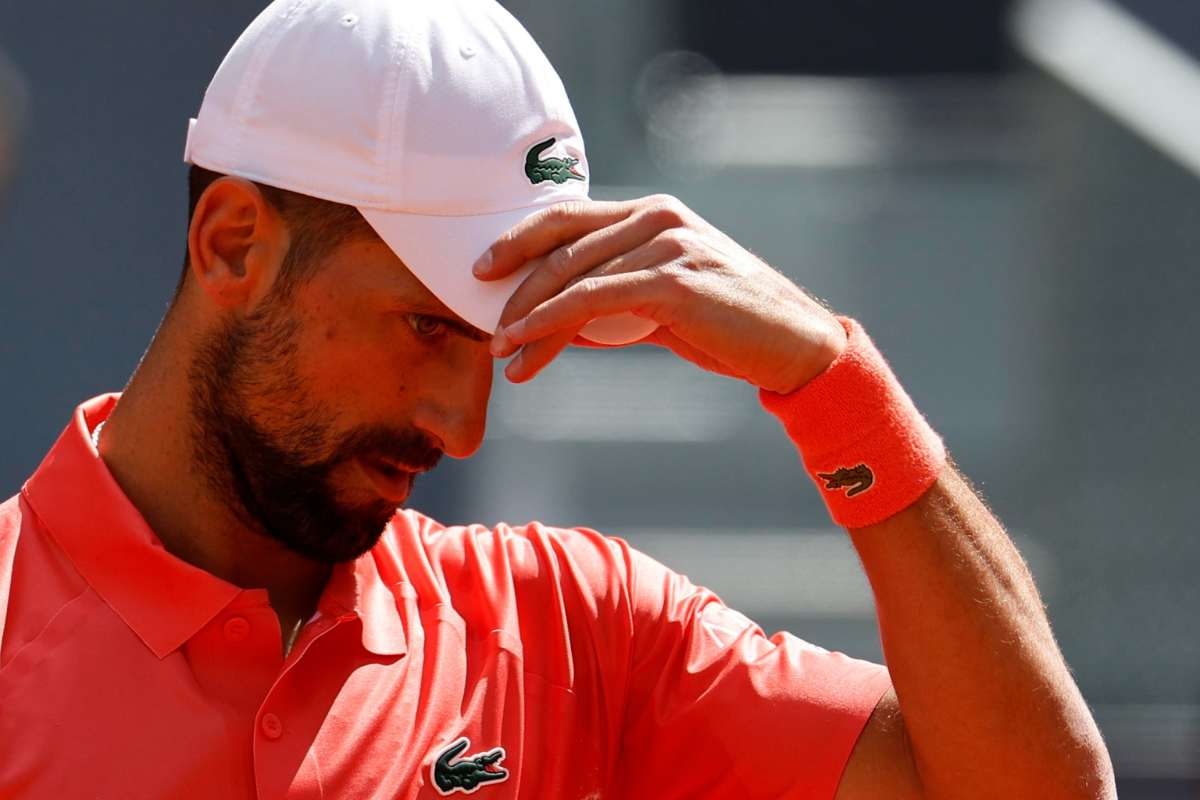 Novak Djokovic si tocca il berretto durante un match