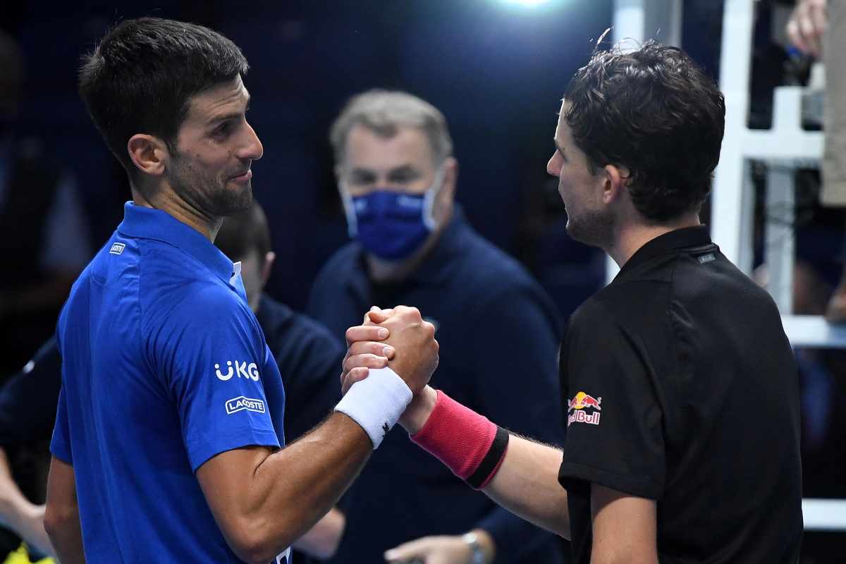 Djokovic e Thiem si stringono la mano a rete