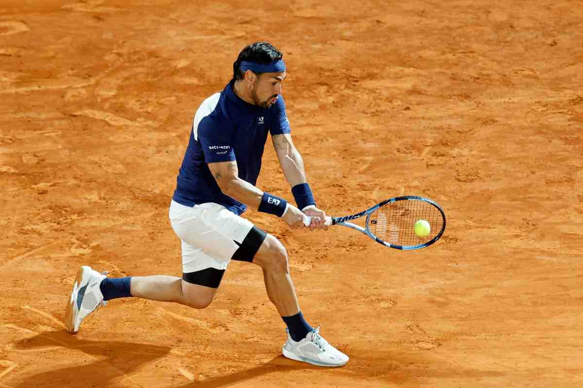 Fabio Fognini colpisce con il rovescio sulla terra battuta di Montecarlo