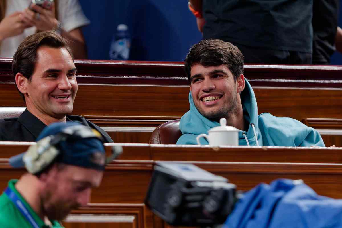 Federer e Alcaraz sorridenti sugli spalti