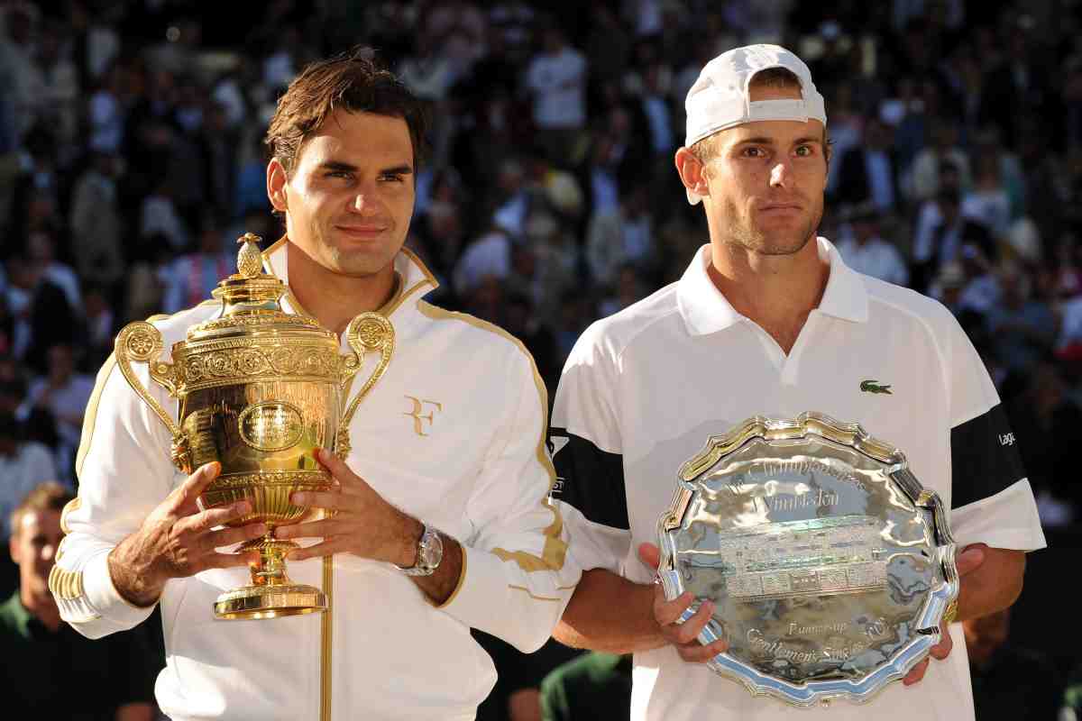 Federer e Roddick posano con i rispettivi trofei dopo la finale di Wimbledon