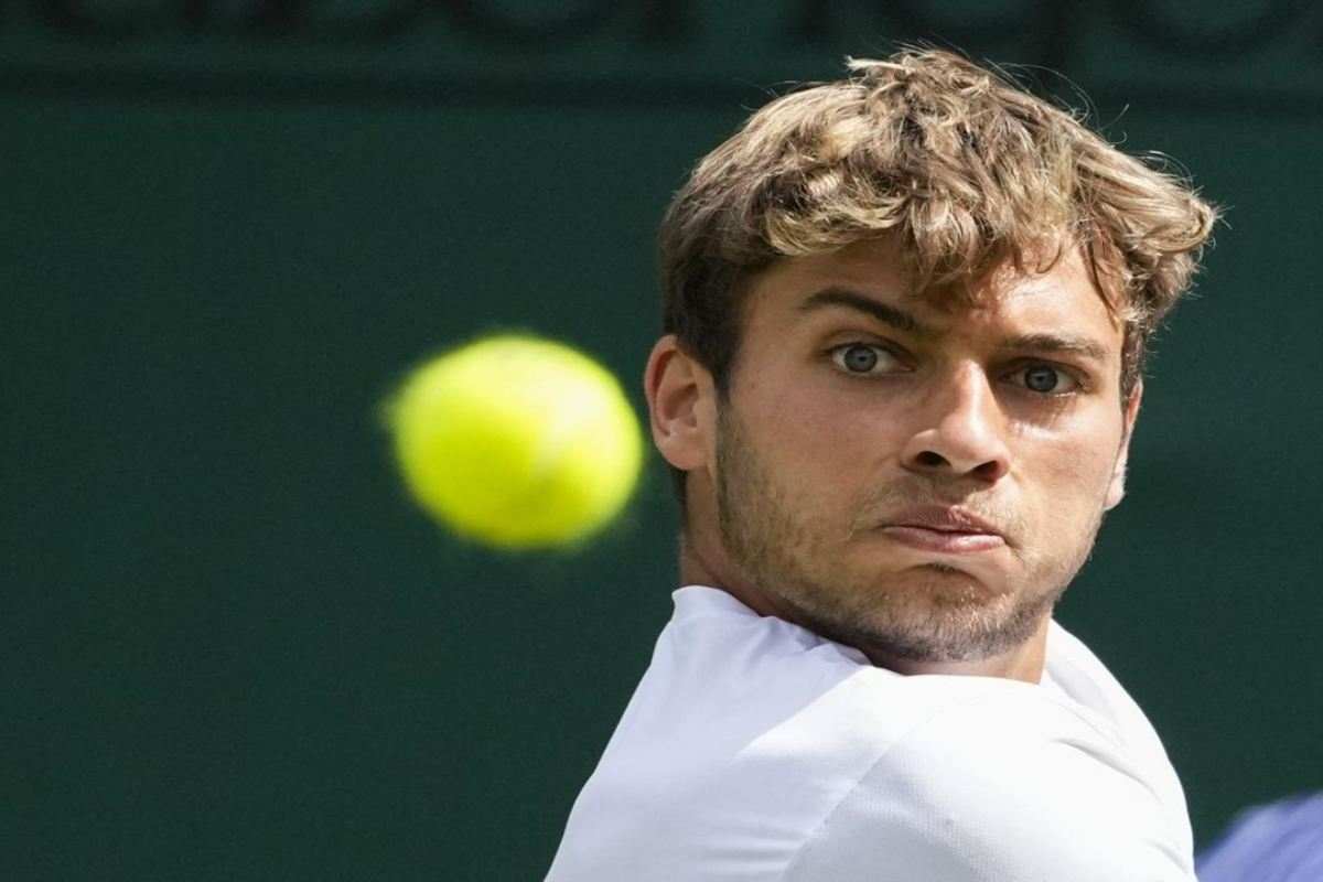 Primo piano di Flavio Cobolli che si prepara a colpire con il rovescio