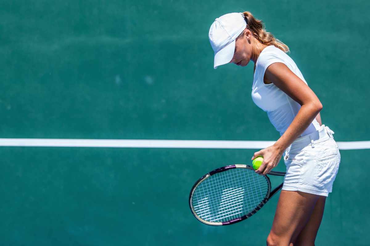 Giocatrice di tennis che si appresta a servire