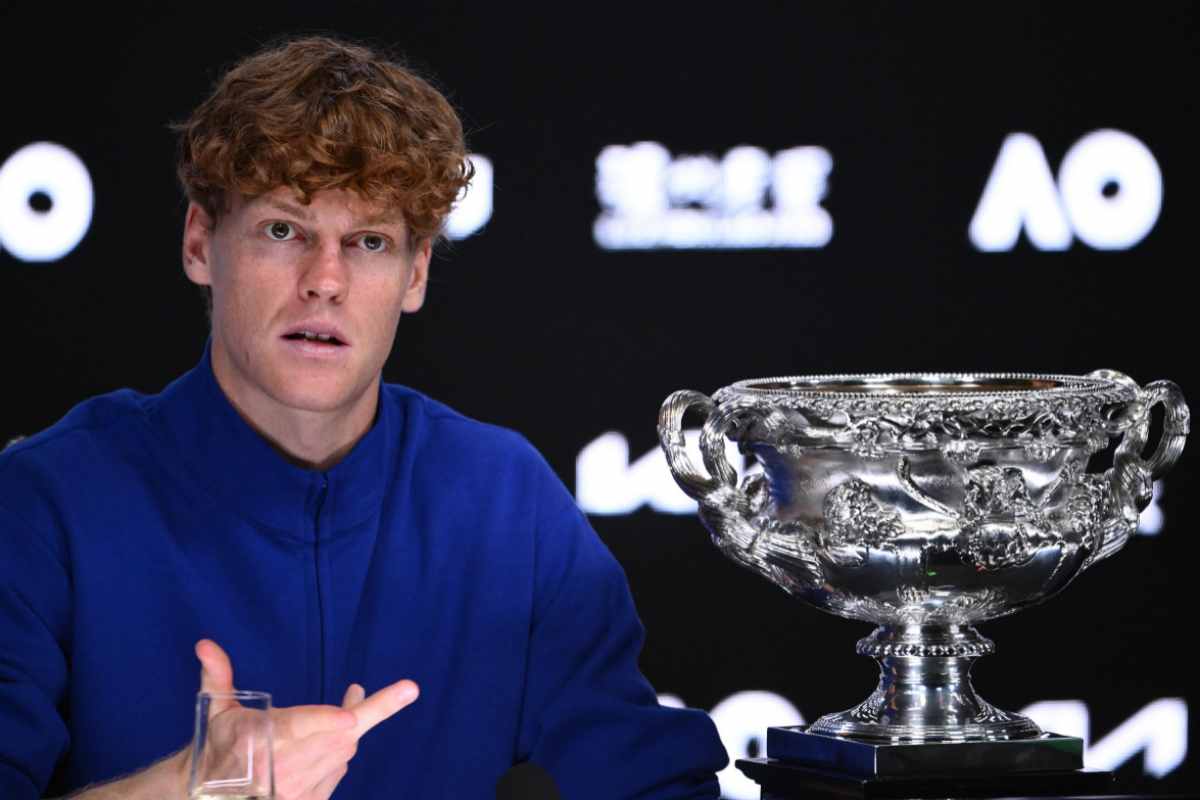 Sinner a Melbourne con il trofeo