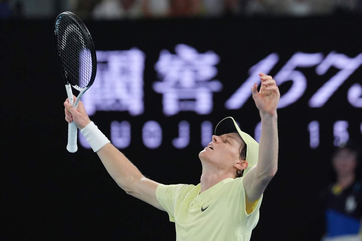 Jannik SInner con le braccia a cielo e gli occhi chiusi