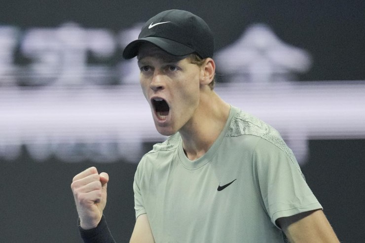 Jannik Sinner mentre stringe il pugno e urla di gioia
