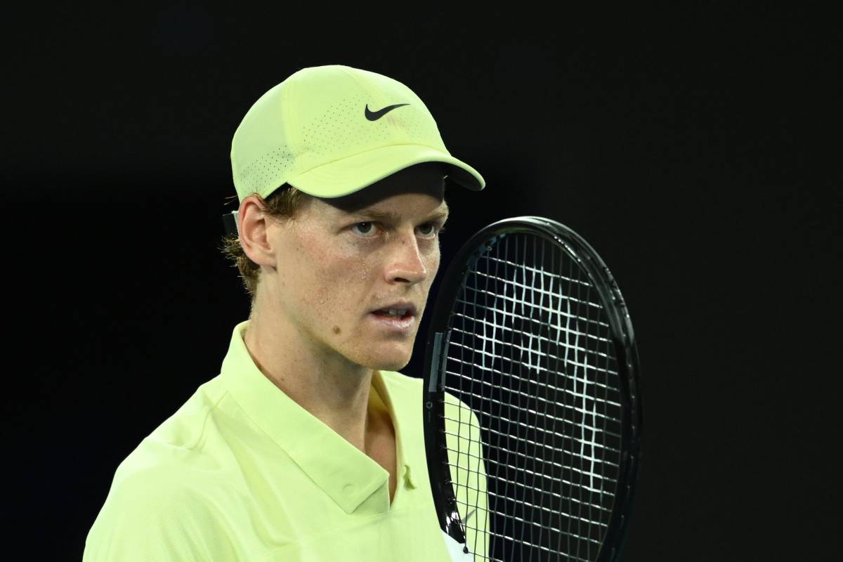 Jannik Sinner concentrato con una racchetta davanti al naso