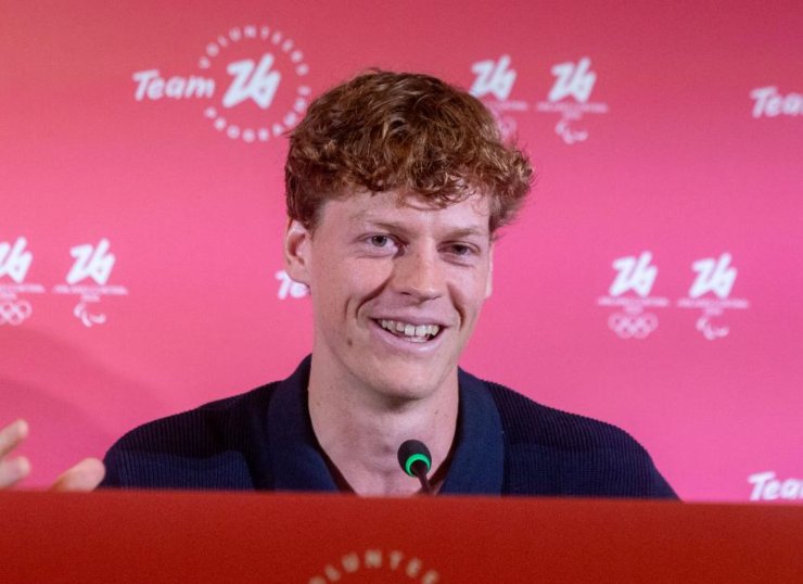 Jannik Sinner sorridente in conferenza stampa