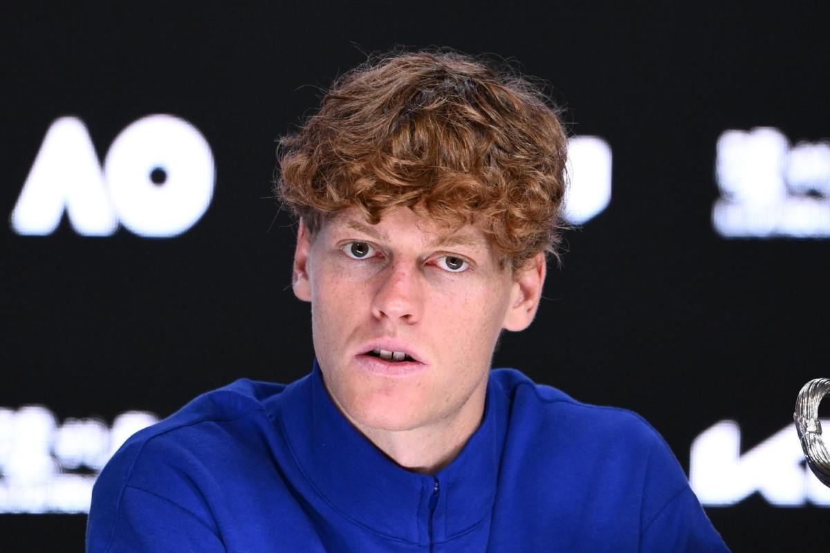 Jannik Sinner perplesso in conferenza stampa