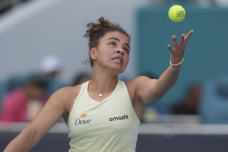Jasmine Paolini mentre lancia la pallina per servire