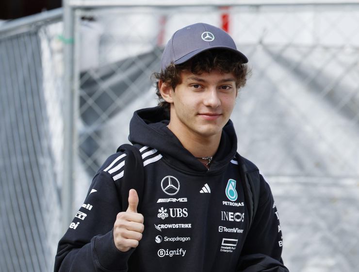 Kimi Antonelli sorridente in Giappone