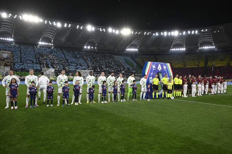 Lazio e Roma schierate a centrocampo prima dell'inizio del derby