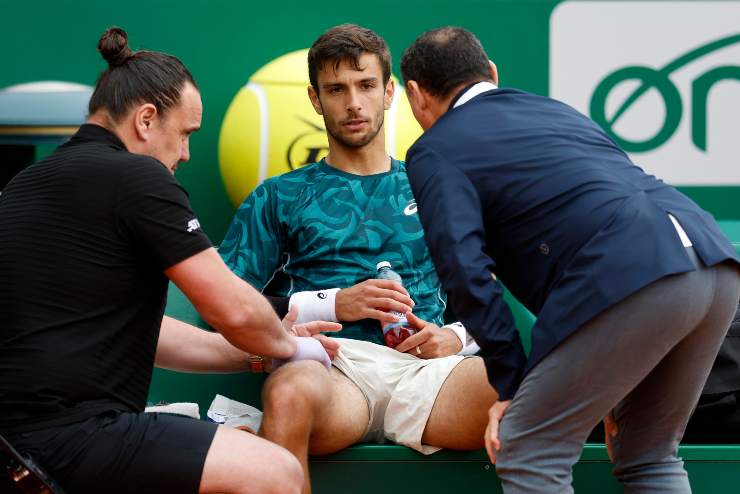 Lorenzo Musetti nel medical time out di Monte Carlo