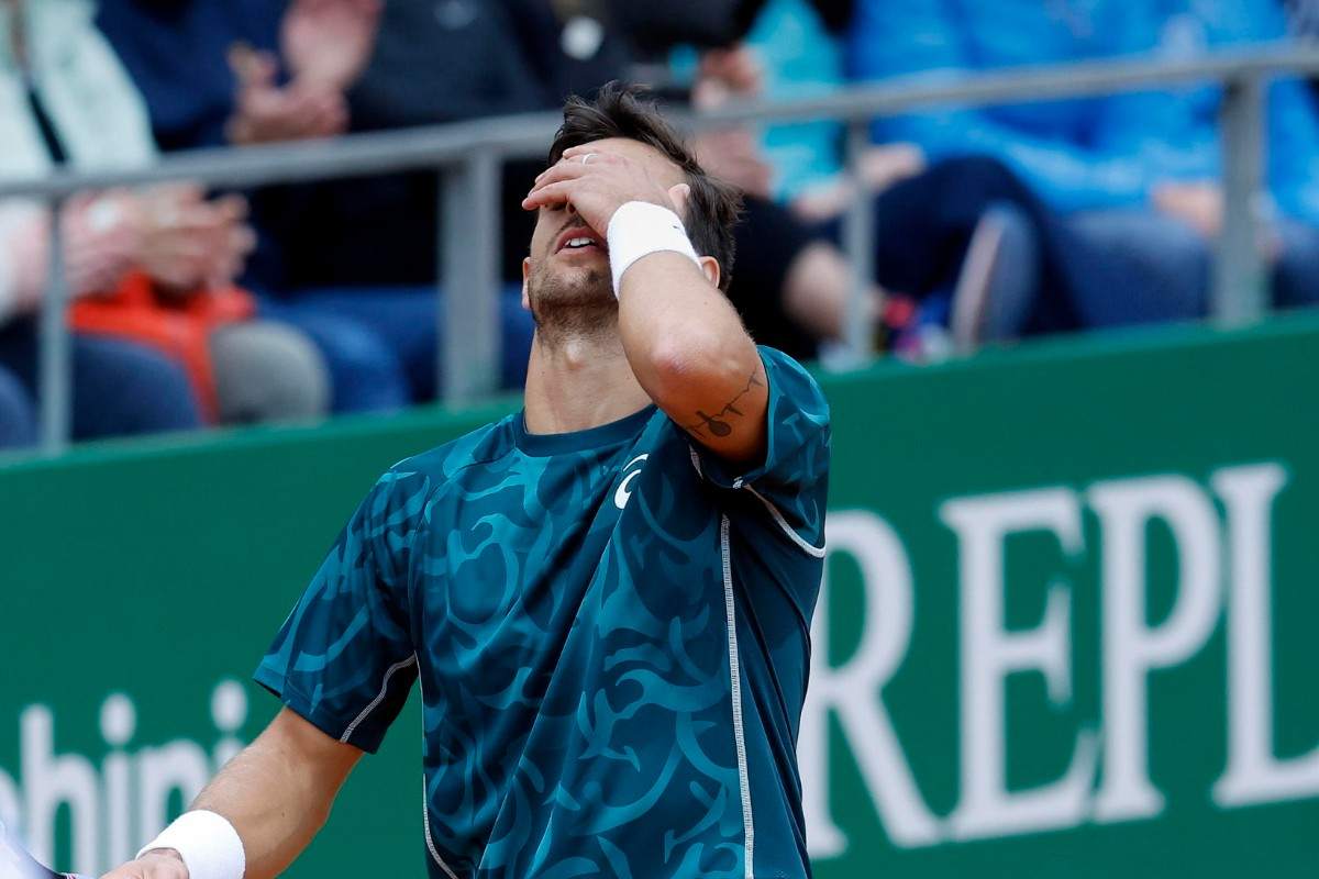 Lorenzo Musetti disperato durante un match a Monte Carlo