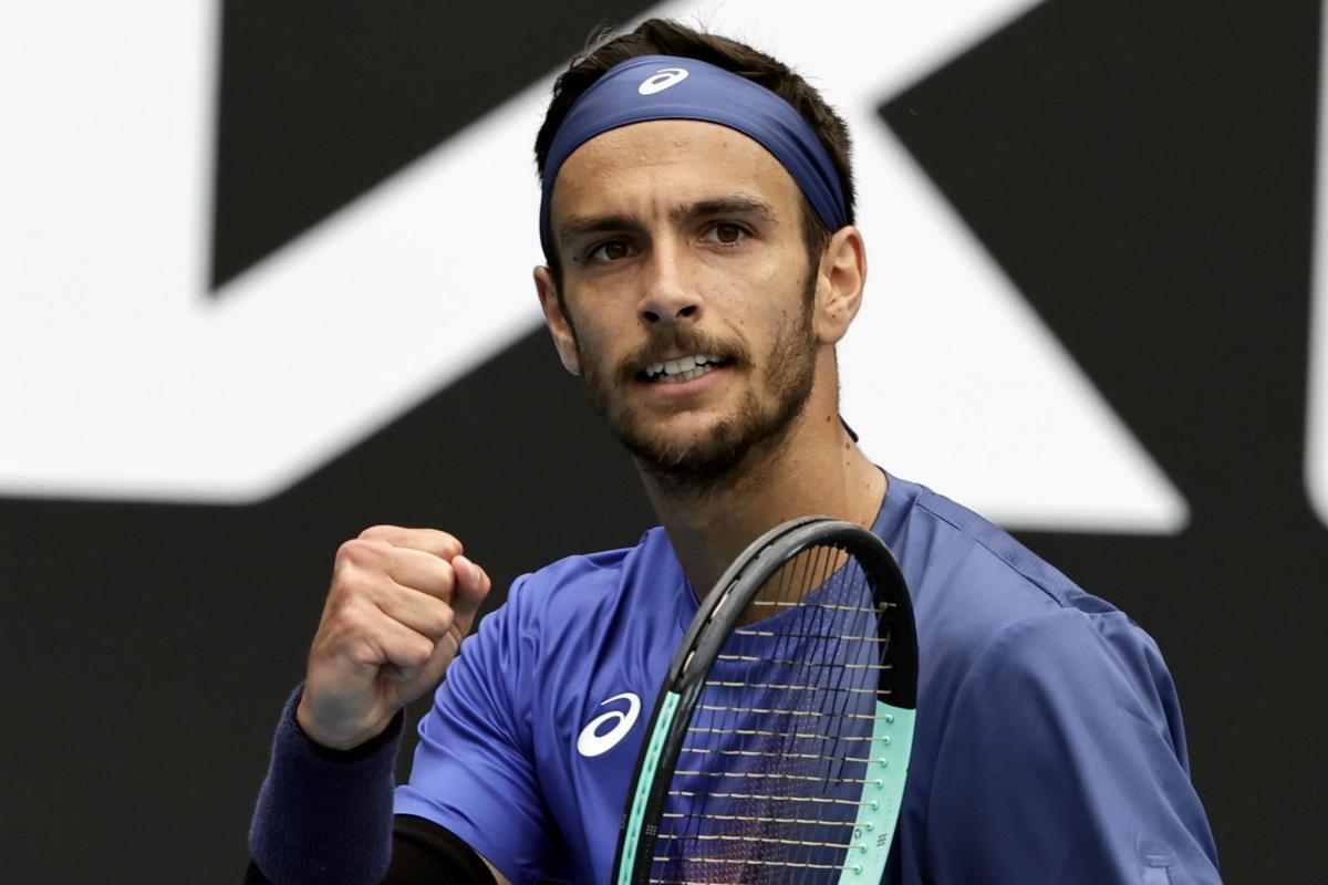 Lorenzo Musetti esulta mostrando il pugno