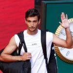 Lorenzo Musetti saluta il pubblico all'ingresso in campo