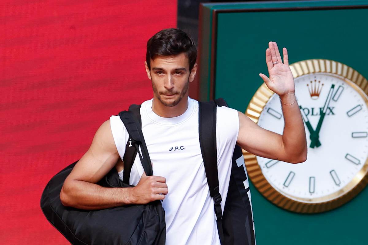 Lorenzo Musetti saluta il pubblico all'ingresso in campo