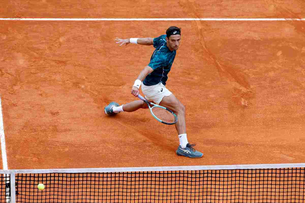 Lorenzo Musetti colpisce a rete con il rovescio sulla terra rossa di Montecarlo