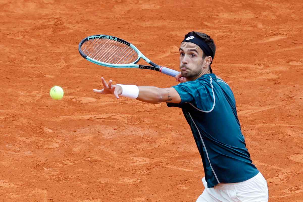 Lorenzo Musetti si prepara a colpire sul dritto sulla terra rossa di Montecarlo