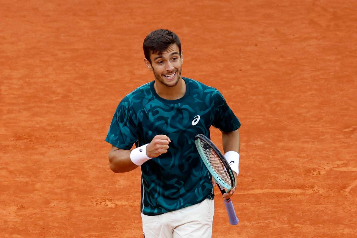 Lorenzo Musetti festeggia dopo una vittoria a Montecarlo