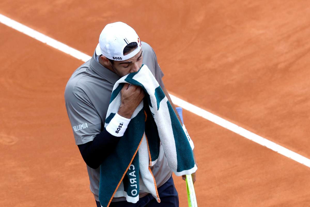 Matteo Berrettini si asciuga il sudore con un asciugamano
