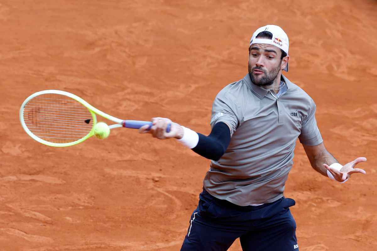 Matteo Berrettini in azione col dritto a Montecarlo