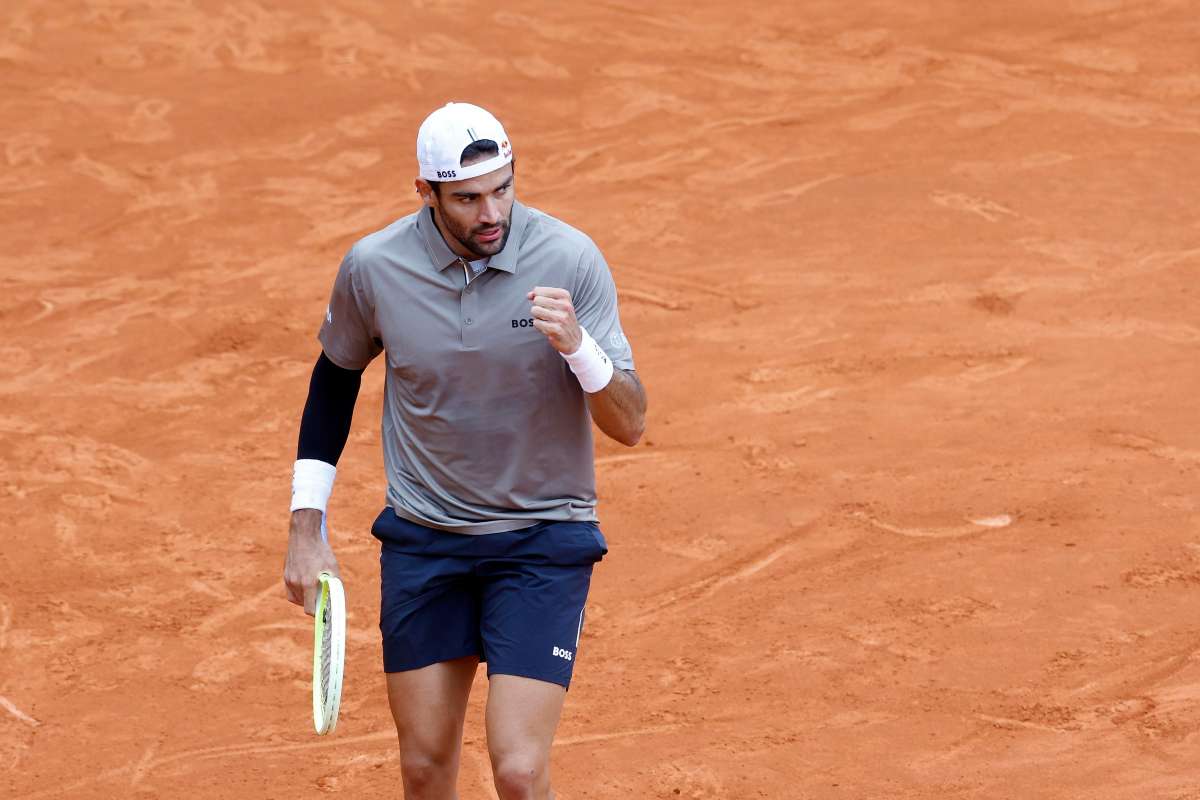 Matteo Berrettini esulta dopo aver vinto un punto a Montecarlo