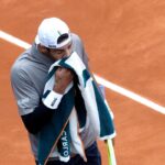 Matteo Berrettini si asciuga il sudore sul viso