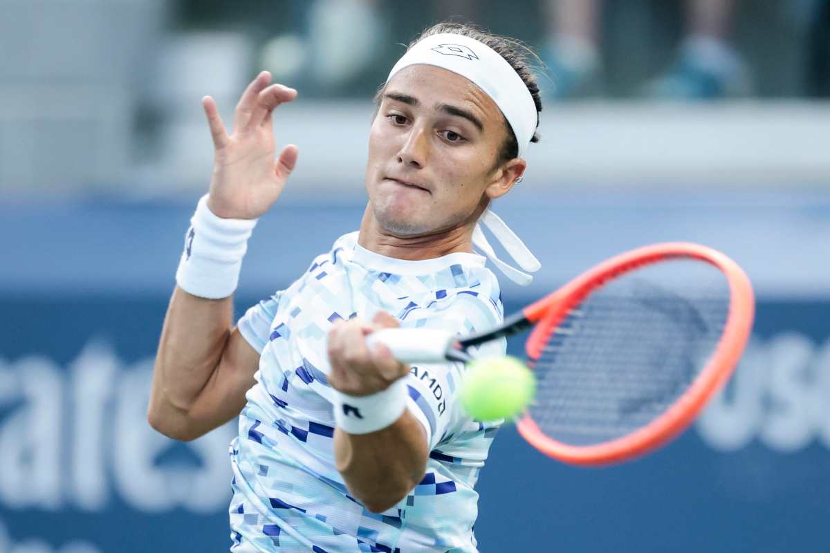 Mattia Bellucci in azione col dritto