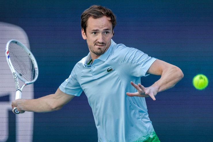 Daniil Medvedev si appresta ad eseguire un diritto