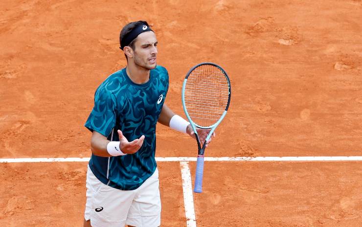 Lorenzo Musetti si lamenta durante una partita a Monte-Carlo