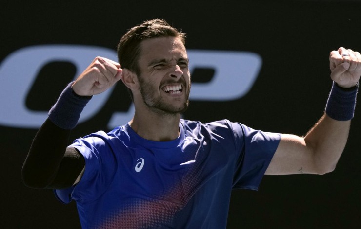 Lorenzo Musetti esulta dopo una vittoria