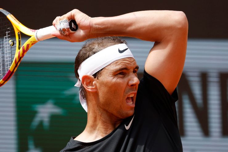 Primo piano di Nadal mentre colpisce con il dritto