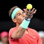 Nadal si appresta alla battuta lanciando in alto la pallina