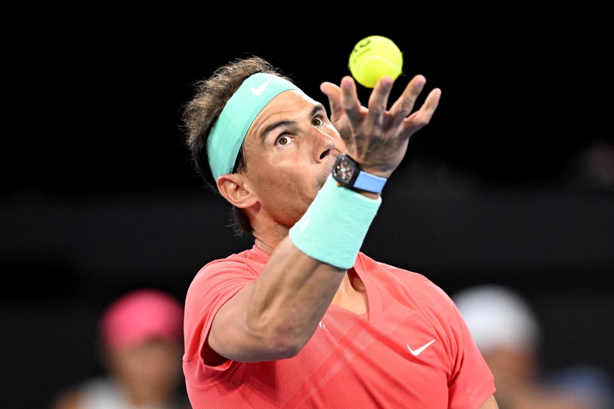 Nadal si appresta alla battuta lanciando in alto la pallina