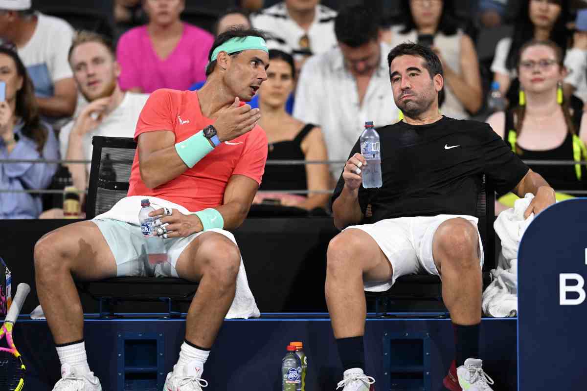 Nadal e Marc Lopez parlano in panchina durante una pausa