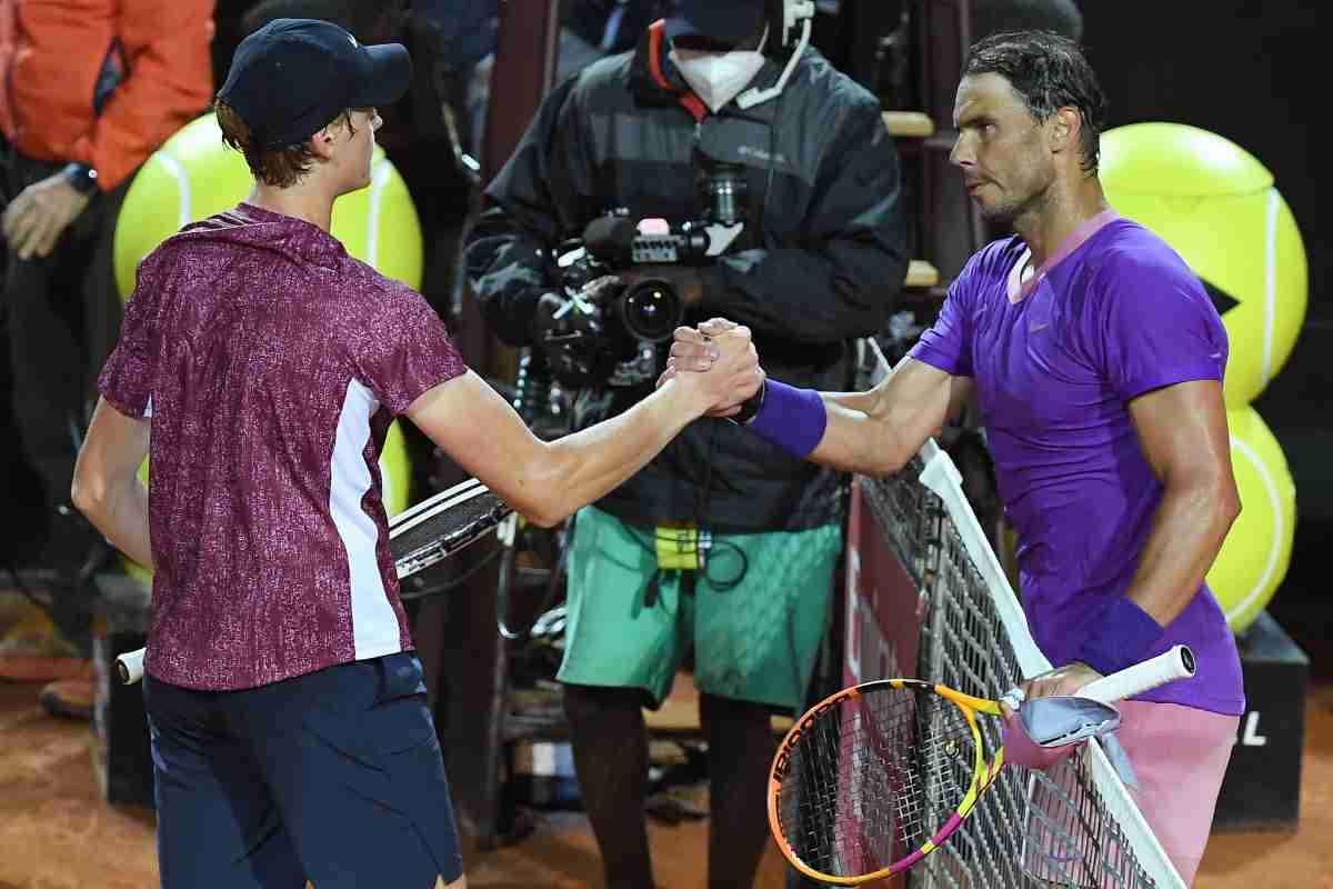 Nadal e Sinner si stringono la mano a rete