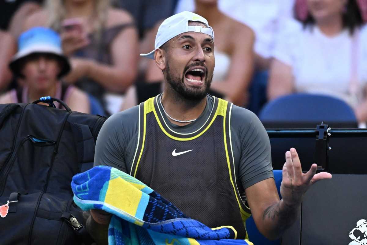 Nick Kyrgios si lamenta durante un match