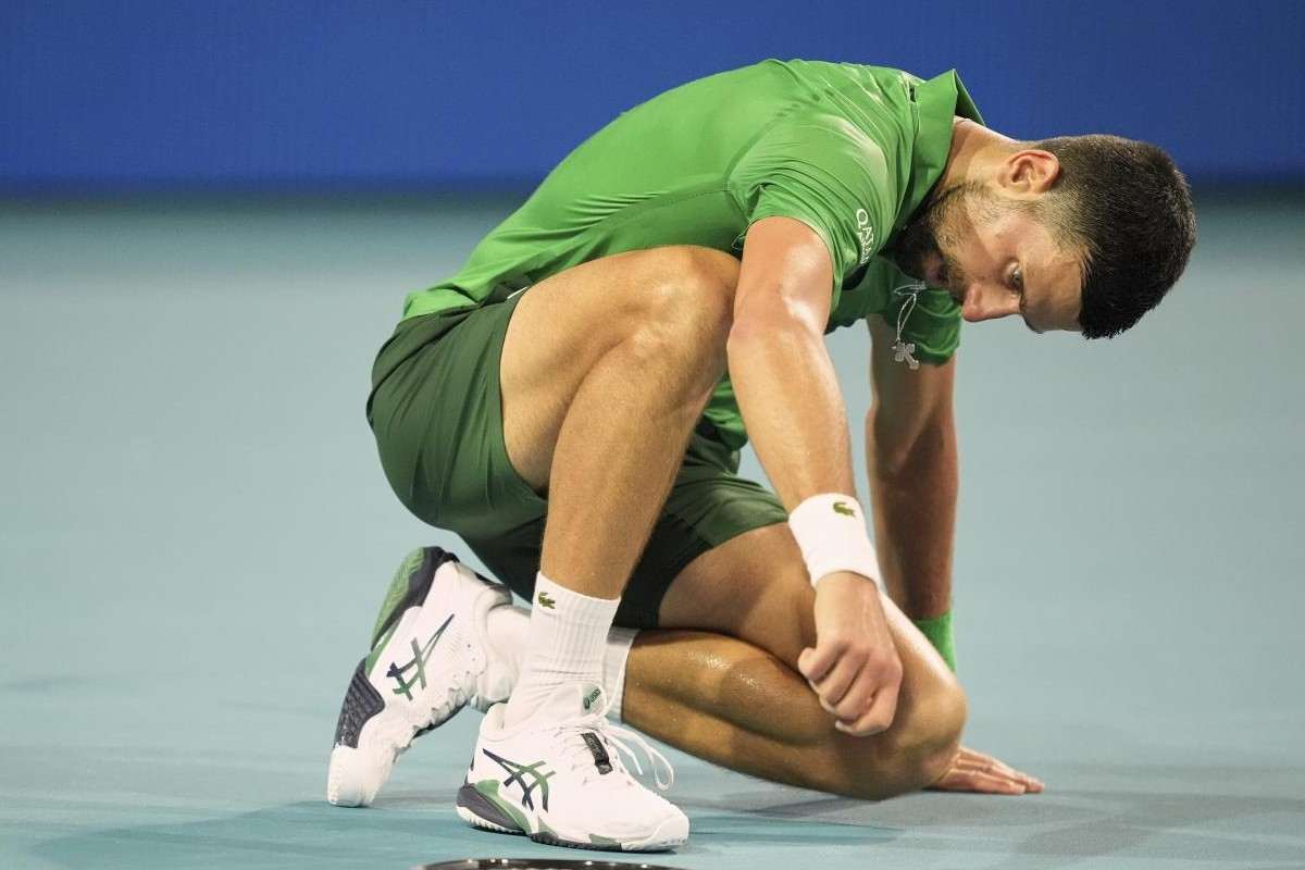 Novak Djokovic a terra nel match con Mensik
