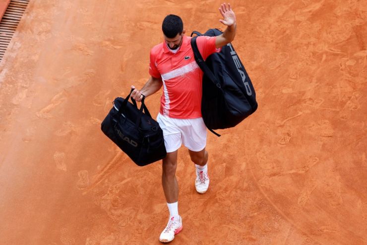 Novak Djokovic esce dal campo a Monte Carlo