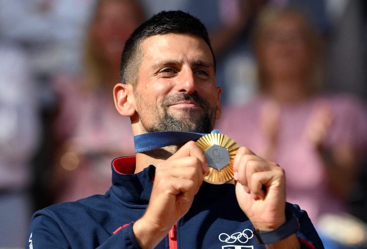 Novak Djokovic con la medaglia d'oro Olimpica