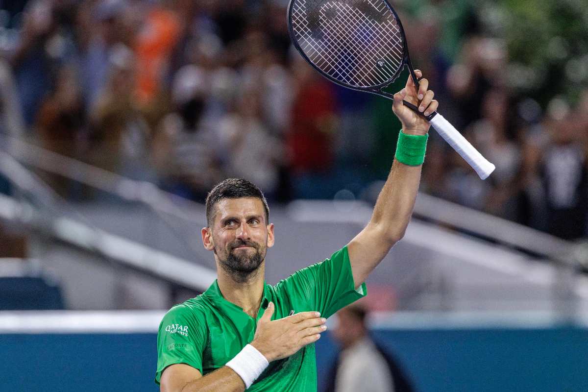 Novak Djokovic esulta con una mano sul petto