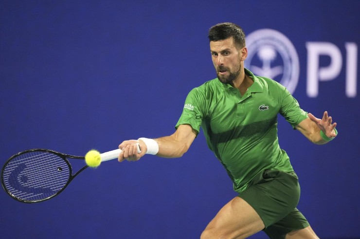 Novak Djokovic mentre esegue un dritto